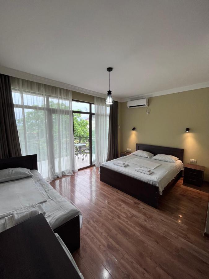 Guest House Madonna Kobuleti Exterior foto